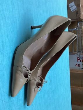 Gucci Beige Pointed-Toe Bow Kitten Heel Pumps